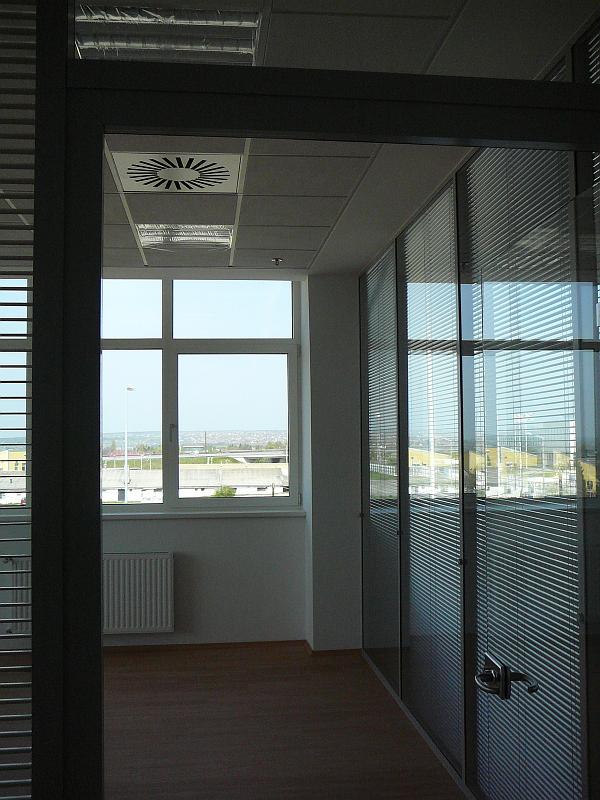 MOBIS Logisztikai központ, Érd 07.jpg